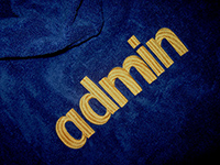 Bademantel-Stickerei