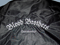 Regenjacke mit Logotyp Stickerei