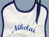 Kinder-Lätzchen mit Namen Stickerei