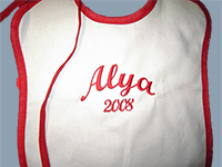 Kinder-Lätzchen mit Namen-Stickerei