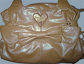 Ledertasche mit gesticktem Herzmotiv