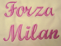 Sweater mit Namen bestickt