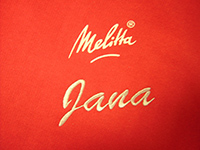 Sweater mit Firmenlogo und Namen bestickt